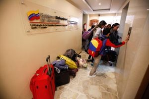 Emigrantes venezolanos se preparan para regresar a su país desde Quito (Ecuador).