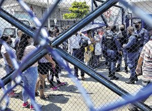 Familiares de reclusos de la cárcel Villahermosa permanecen en la parte exterior del lugar esperando noticias o buscando autorización para poder pasarles medicamentos y elementos de bioseguridad.