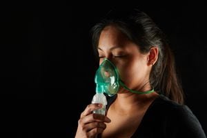 El asma es considerada una enfermedad crónica que afecta las vías respiratorias, básicamente sus paredes internas se inflaman y se estrechan, lo que dificulta el paso de aire.