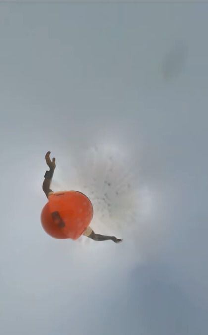 El deportista Español Eric Fana cae al interior de una nube tras lanzarse de un avión