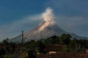 El volcán Merapi en Indonesia es uno de los más activos del país.