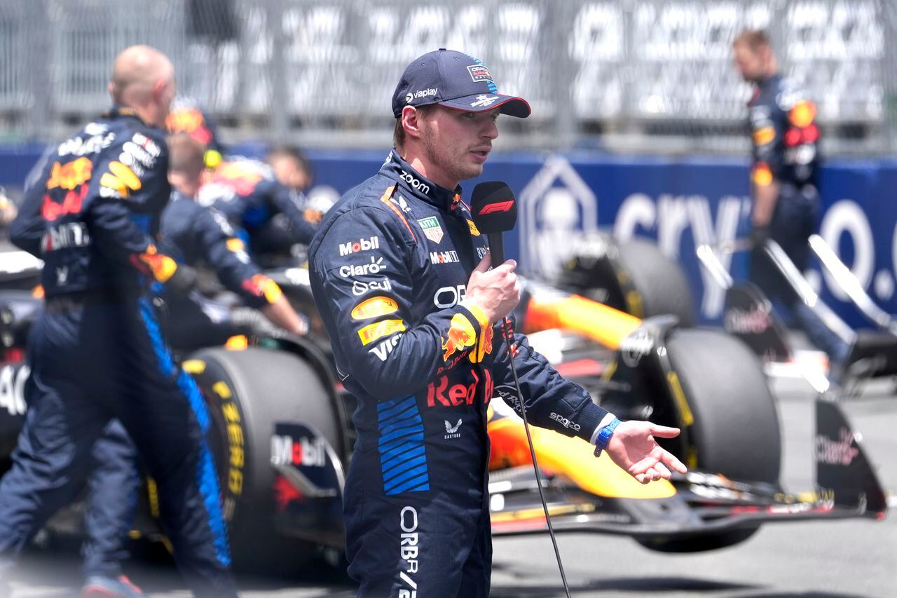 El piloto de Red Bull Max Verstappen, de Holanda, es entrevistado después de ganar la carrera Sprint en el Gran Premio de Fórmula Uno de Miami, el sábado 4 de mayo de 2024, en Miami Gardens, Florida (Foto AP/Lynne Sladky)