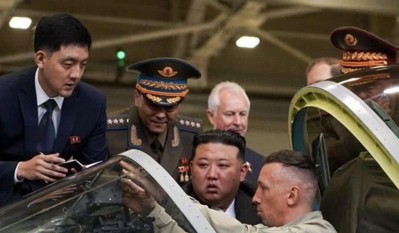 Kim Jong-un mira el funcionamiento de un Sukhoi