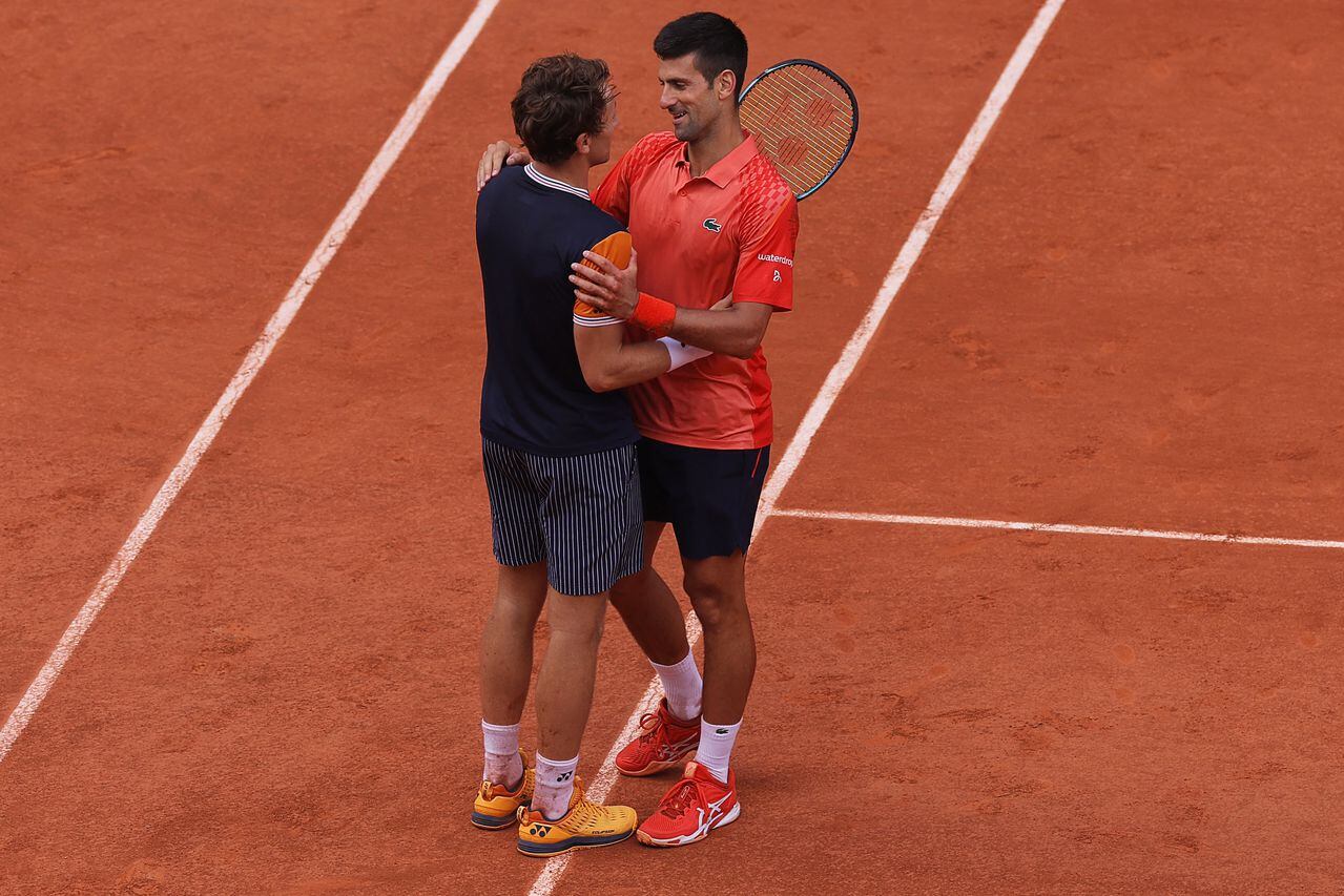 El serbio Novak Djokovic (derecha) le da la mano al noruego Casper Ruud después de su victoria en la final del Roland Garros.