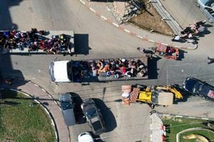 Palestinos que huyen del norte de Gaza hacia el sur después de que el ejército israelí emitiera una advertencia de evacuación sin precedentes a una población de más de 1 millón de personas en el norte de Gaza y la ciudad de Gaza para que buscaran refugio en el sur antes de una posible invasión terrestre israelí, el viernes 13 de octubre. , 2023. (Foto AP/Hatem Moussa)