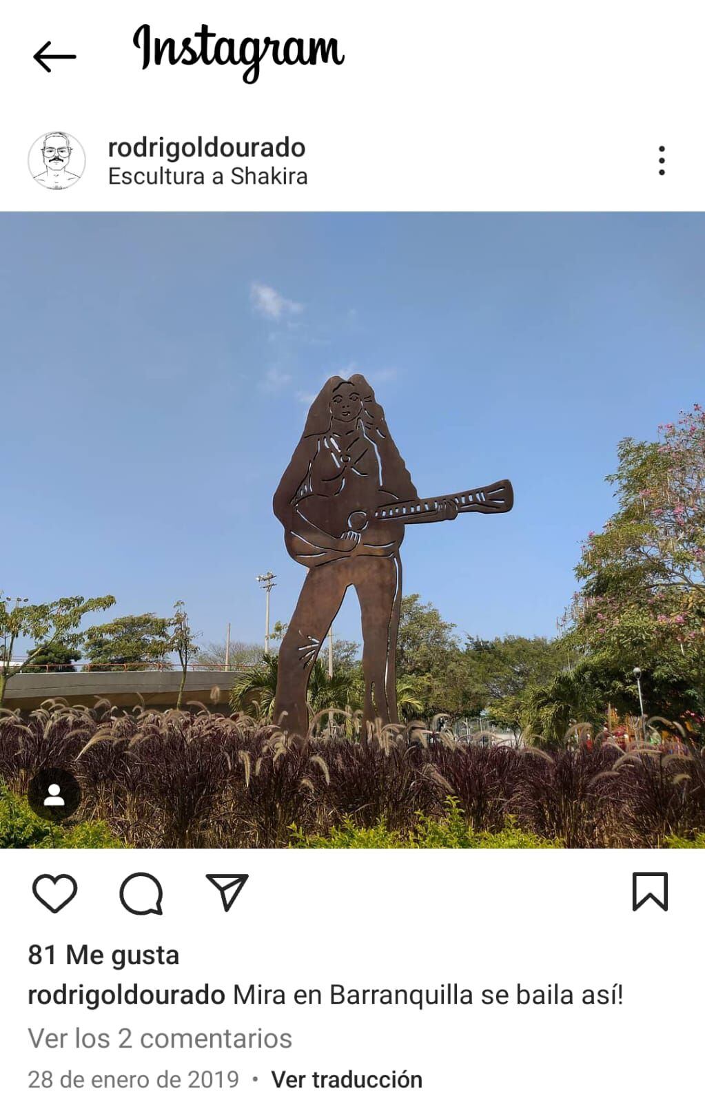 Esta es la primera estatua que se construyó en Barranquilla en honor a Shakira y que al parecer ya nadie visita, ni se toma fotos con ella. Foto tomada de redes sociales