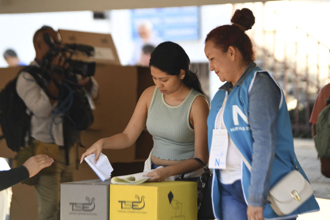 Cientos de salvadoreños salieron a las calles para ejercer su derecho al voto.