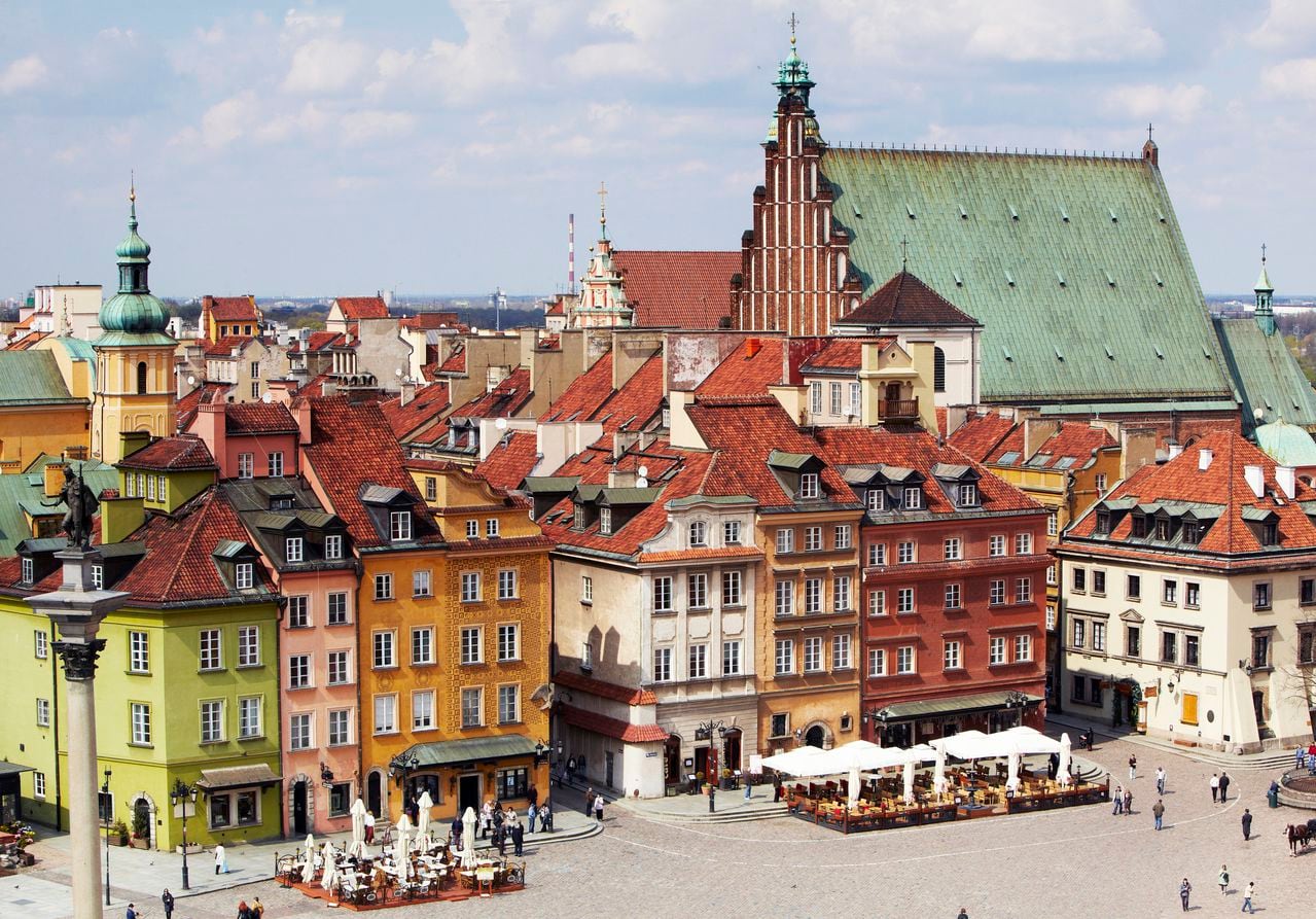 Vista elevada de la plaza del Castillo en la reconstruida ciudad vieja de Varsovia al mediodía