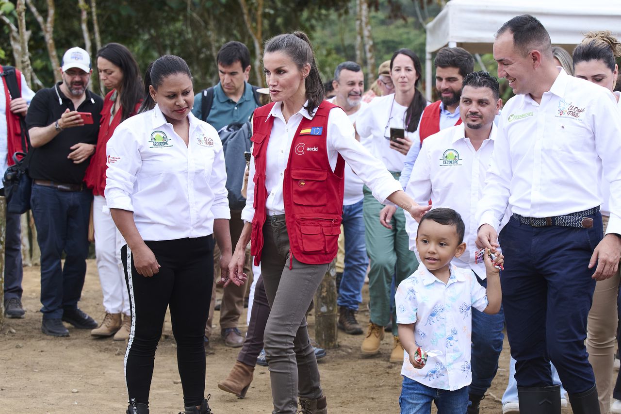 La Reina Letizia de España realiza un viaje de tres días a Colombia para conocer varios proyectos en los que trabaja la cooperación española en el país.