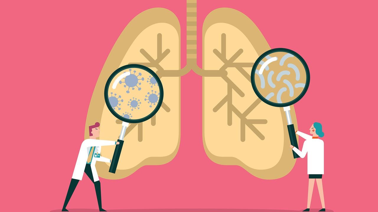 Equipo de médicos diagnostican pulmones humanos