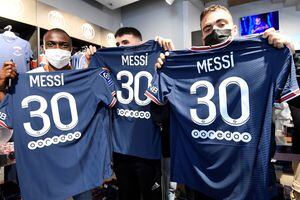 Hinchas del PSG posan con la camiseta número 30 de Lionel Messi, cuyo valor es de alrededor de $746.000.