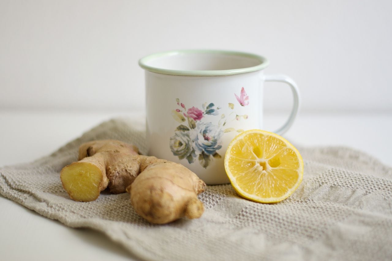 Además de ayudar con los resfriados, el té de jengibre con limón puede ayudar con la quema de grasa.