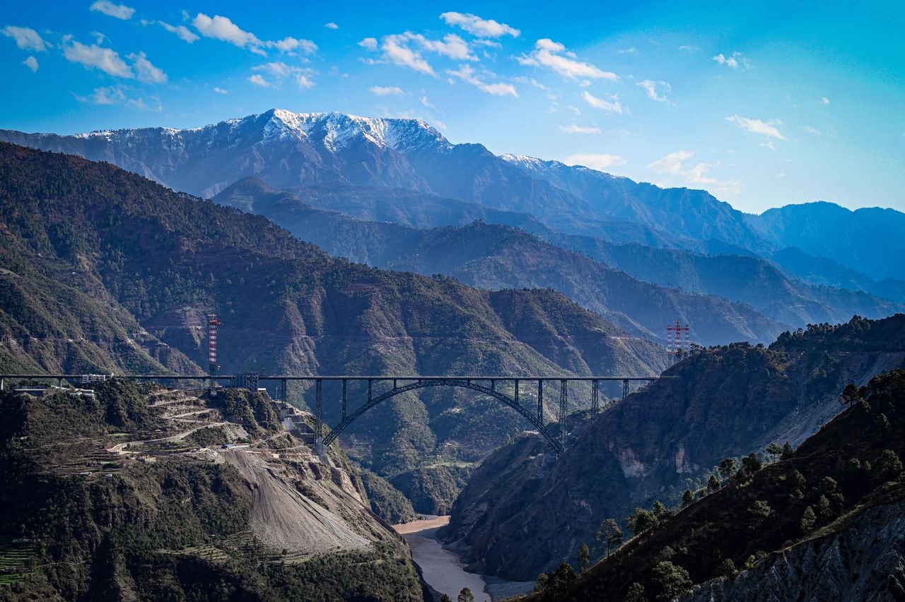 El puente de arco ferroviario más alto del mundo de los ferrocarriles indios en el proyecto de enlace Udampur-Srinagar-Baramulla-Rail