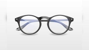 Los rayones de las gafas se pueden quitar aplicando suavemente bicarbonato y agua sobre los lentes. Foto: GettyImages.