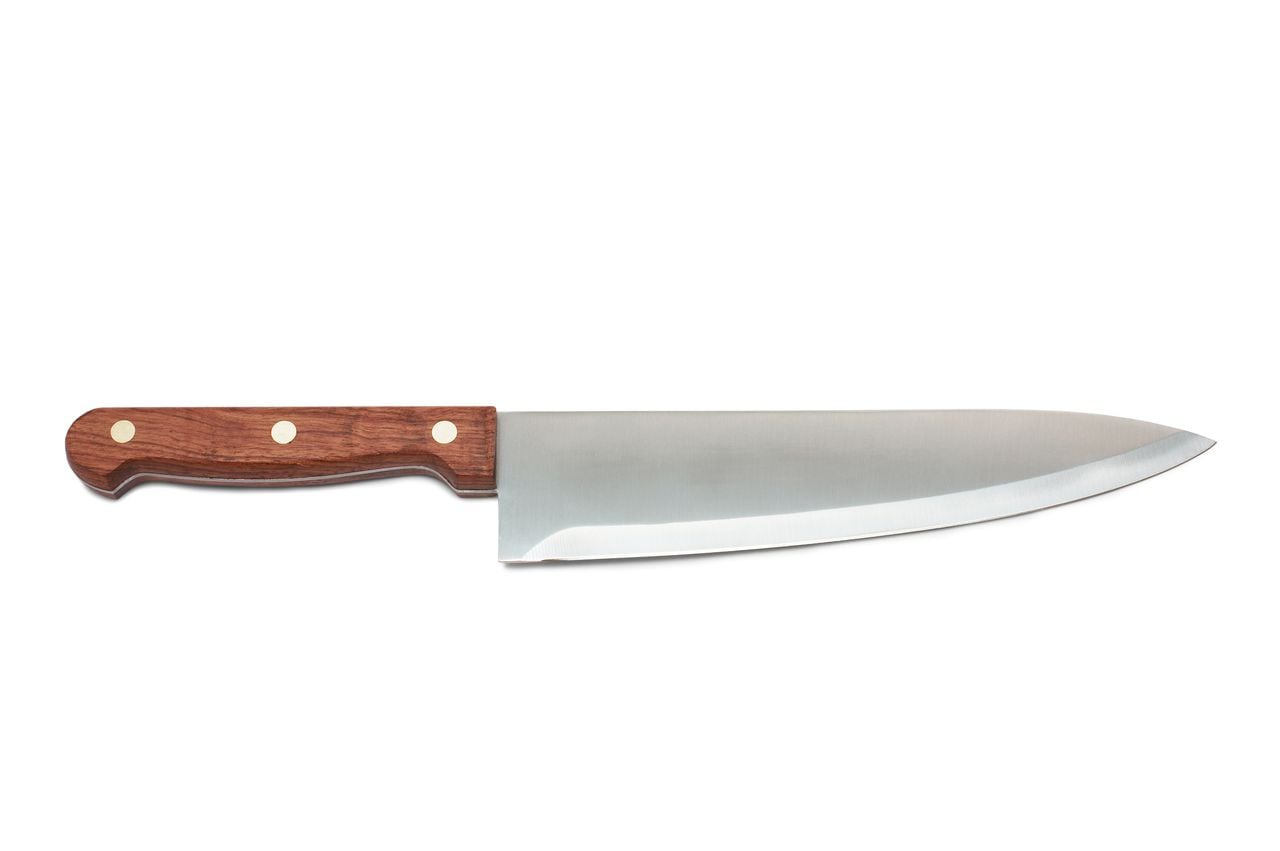 Un cuchillo es fundamental a la hora de preparar un plato de comida.