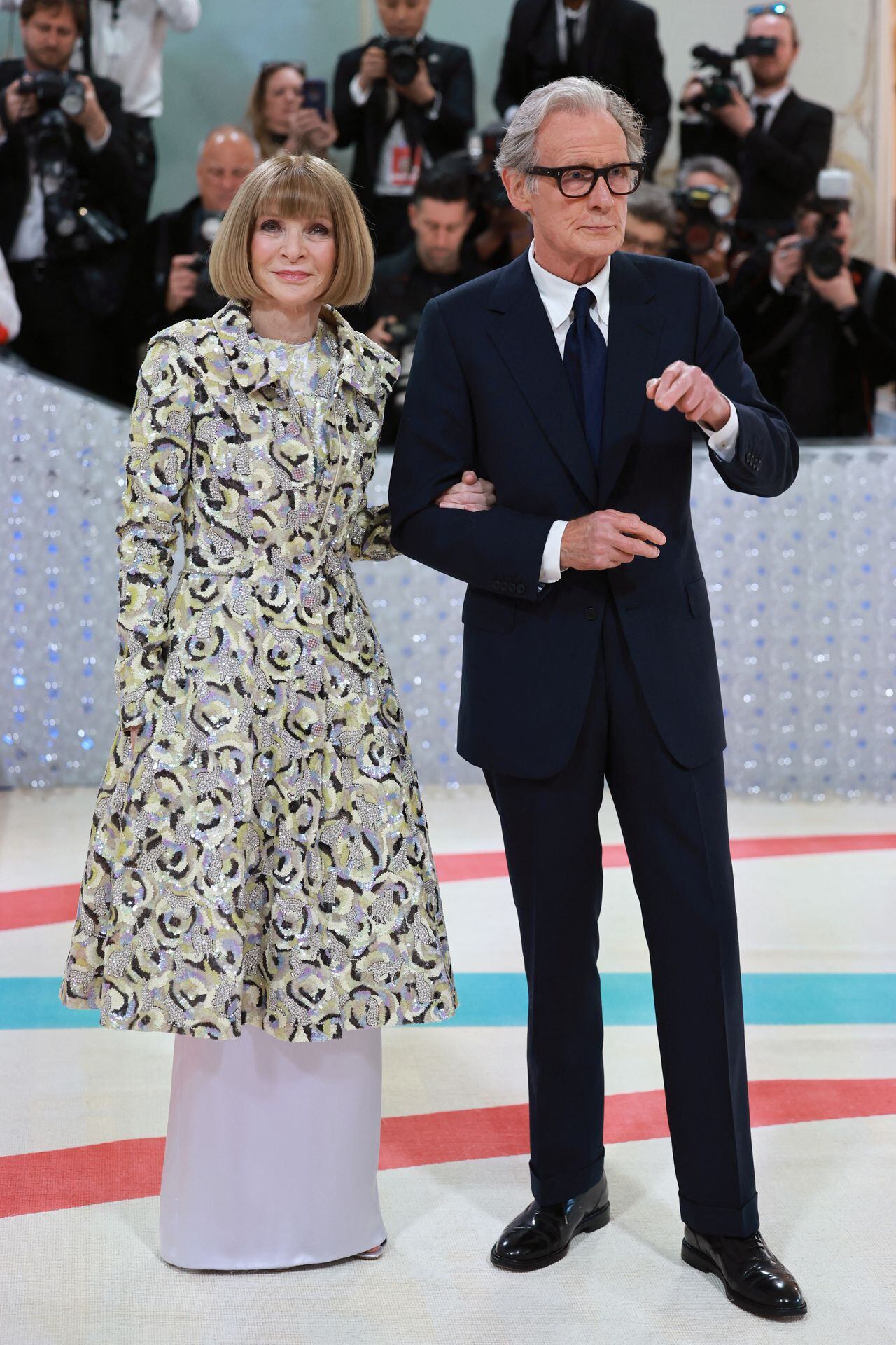 Anna Wintour y Bill Nighy asisten a The 2023 Met Gala Celebrando "Karl Lagerfeld: A Line Of Beauty" en el Museo Metropolitano de Arte el 1 de mayo de 2023 en la ciudad de Nueva York. Anna luce un vestido Chanel como en ocasiones pasadas.