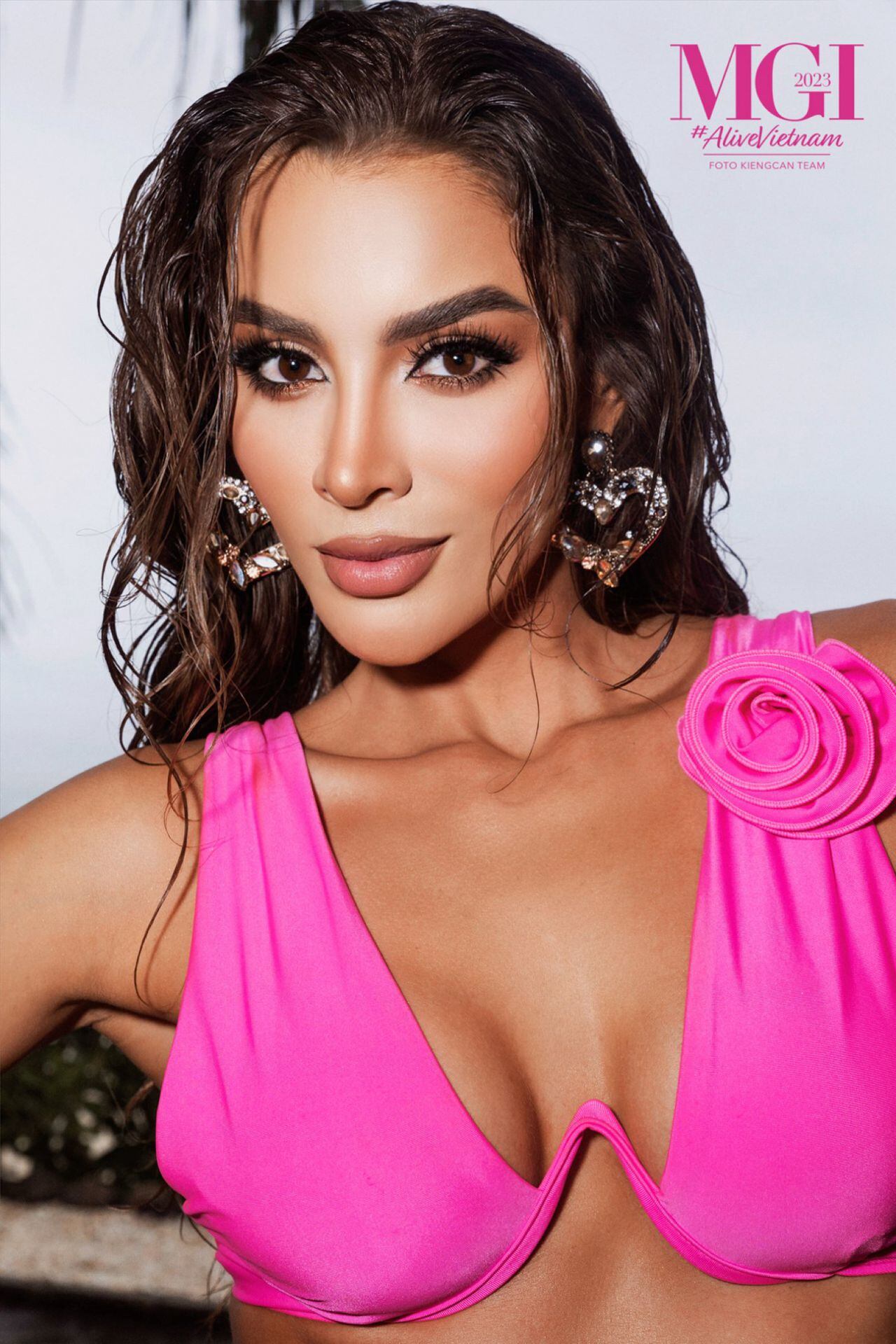 La colombiana ha participado en varios concursos de belleza, ‘Maleja’ como le dicen sus fans, fue la primera finalista en el concurso nacional de la belleza de 2013.