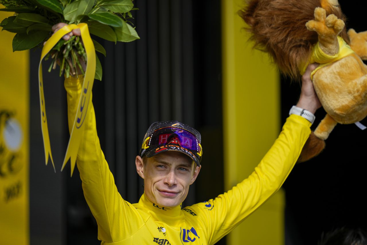 El danés Jonas Vingegaard, vestido con el maillot amarillo de líder general, celebra en el podio después de la vigésima etapa de la carrera ciclista del Tour de Francia de 133,5 kilómetros (83 millas) con inicio en Belfort y final en Le Markstein Fellering, Francia, el sábado 22 de julio de 2023. (AP Foto/Daniel Cole)