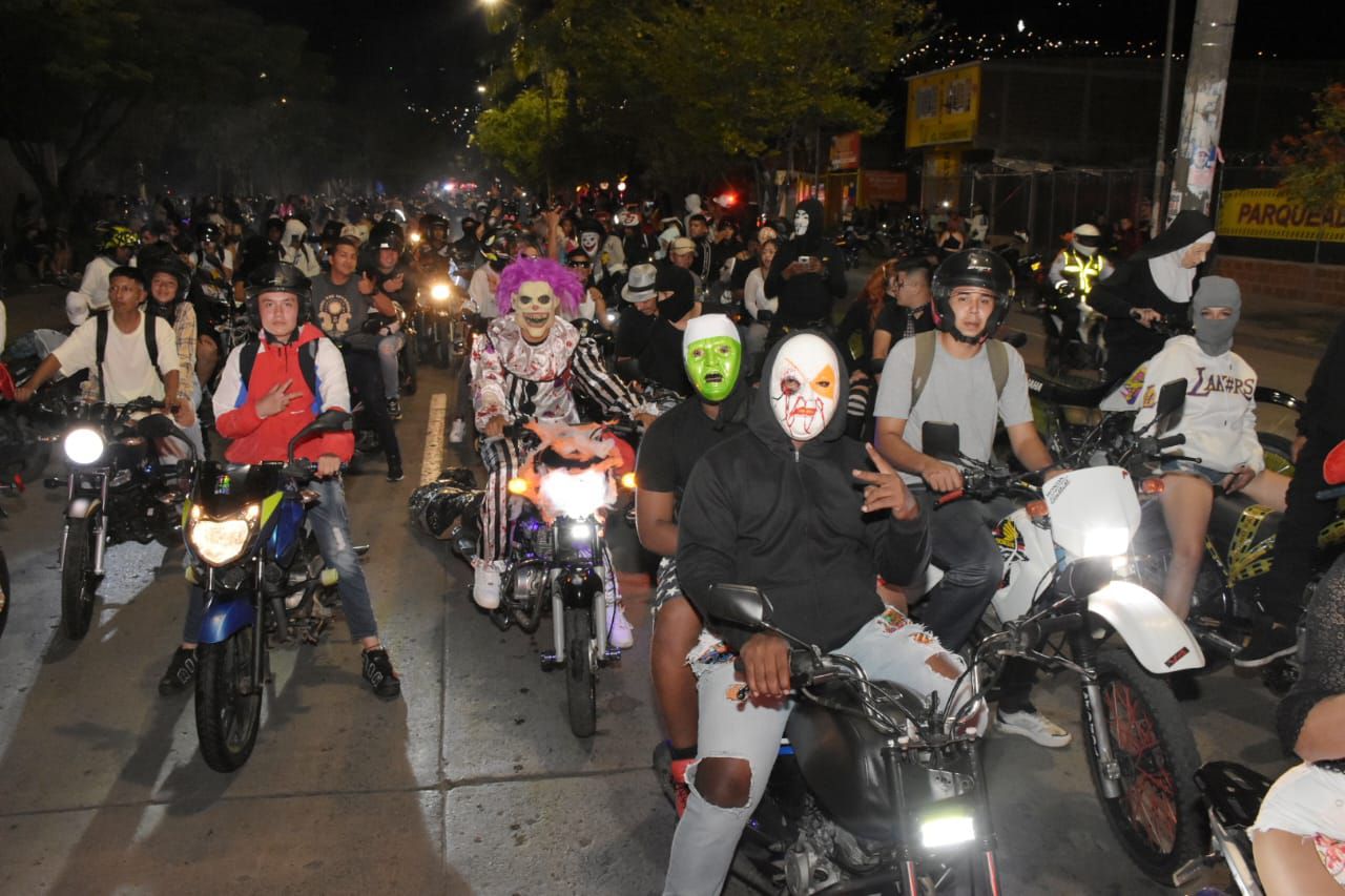 Caravanas de motociclistas en la noche de Halloween en Cali