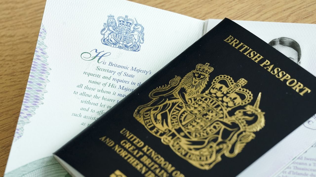 El nuevo pasaporte británico del rey Carlos III, en el Ministerio del Interior, en el centro de Londres