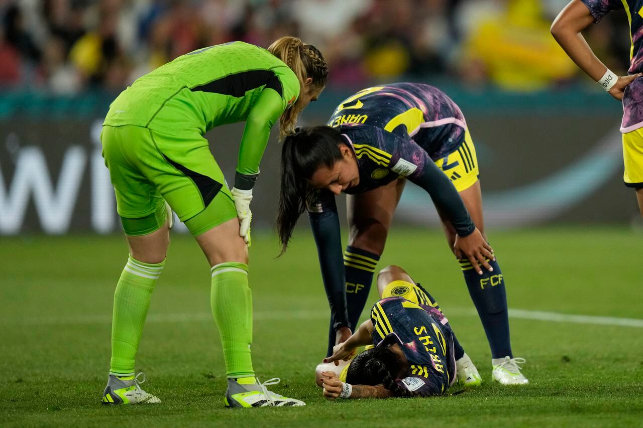 La colombiana Carolina Arias se lesiona durante el partido de cuartos de final de la Copa Mundial Femenina de fútbol entre Inglaterra y Colombia en el Estadio Australia en Sídney, Australia, el sábado 12 de agosto de 2023. (Foto AP/Rick Rycroft)