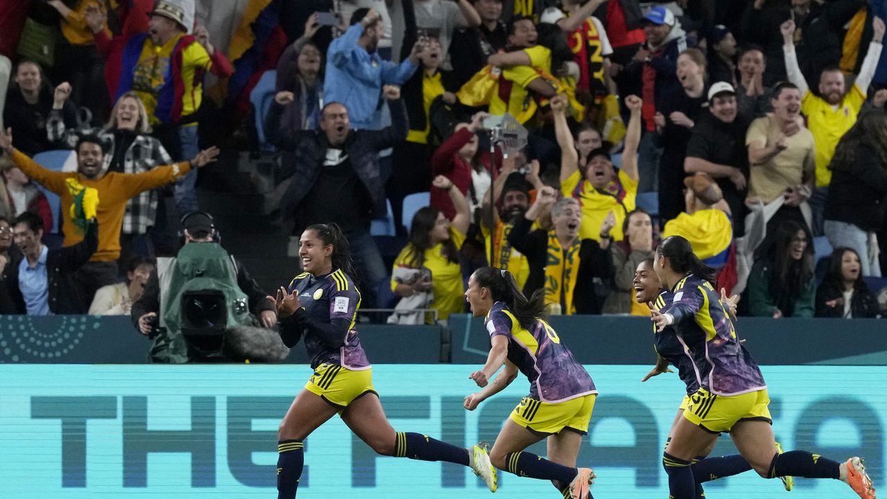 Manuela Vanegas de Colombia, a la izquierda, celebra después de anotar el segundo gol de su equipo durante el partido de fútbol del Grupo H de la Copa Mundial Femenina entre Alemania y Colombia en el Estadio de Fútbol de Sydney en Sydney, Australia, el domingo 30 de julio de 2023. (Foto AP/Mark Baker)