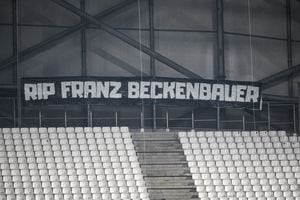 Se instala una pancarta en la tribuna para rendir homenaje a la fallecida leyenda del fútbol alemán Franz Beckenbauer antes del partido de fútbol francés L1 entre el Olympique de Marseille (OM) y el RC Strasbourg en el estadio Velódromo de Marsella. (Foto de Nicolás Tucat / AFP)