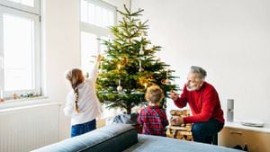 Un abuelo pasando tiempo con sus nietos y decorando el árbol de Navidad.