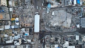 Palestinos realizando oraciones de Eid al-Fitr junto a las ruinas de la mezquita de al-Farouk, en medio del conflicto en curso entre Israel y el grupo islamista palestino Hamas, en Rafah, en el sur de la Franja de Gaza, el 10 de abril de 2024.