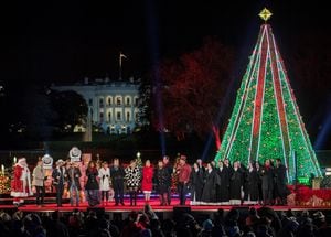 Vista de la ceremonia de iluminación del Árbol de Navidad Nacional hoy, en The Ellipse, en President's Park, al sur de la Casa Blanca, en Washington.