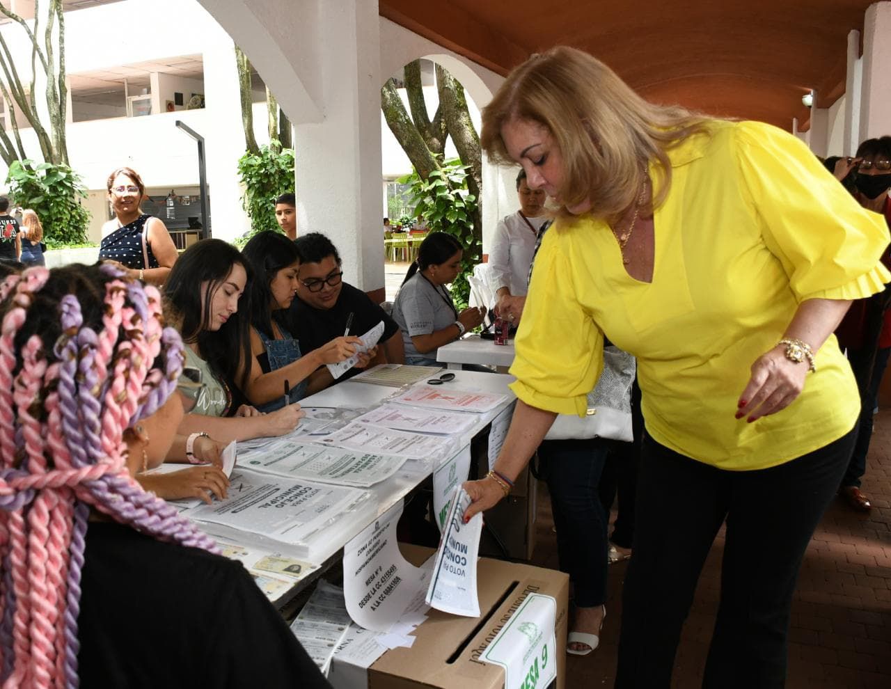 La gobernadora del Valle, Clara Luz Roldán, ejerció su derecho al voto este domingo al mediodía.
