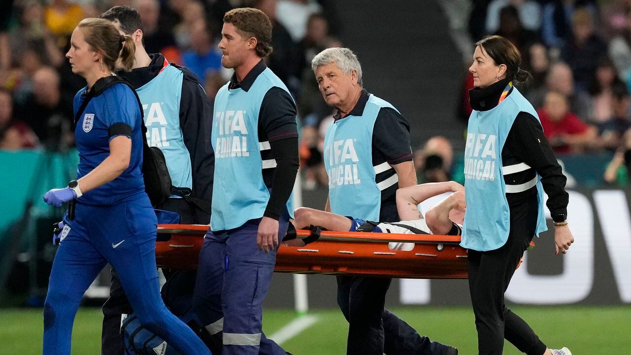 Keira Walsh, de Inglaterra, sale de la cancha después de que se lesionara durante el partido de fútbol del Grupo D de la Copa Mundial Femenina entre Inglaterra y Dinamarca en el Estadio de Fútbol de Sydney en Sydney, Australia, el viernes 28 de julio de 2023. (AP Foto/Mark Baker)