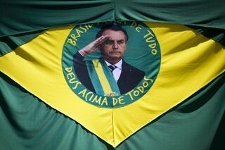Bandera de Brasil con imagen del presidente Jair Bolsonaro.