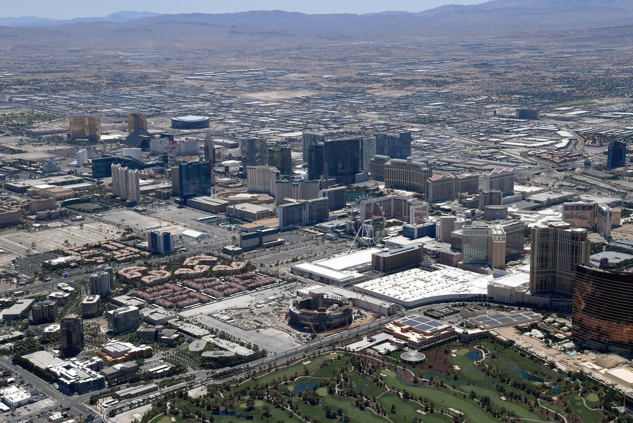 Una vista aérea muestra hoteles-casinos y otros lugares en el Strip de Las Vegas y la construcción en proceso de la esfera durante la pandemia