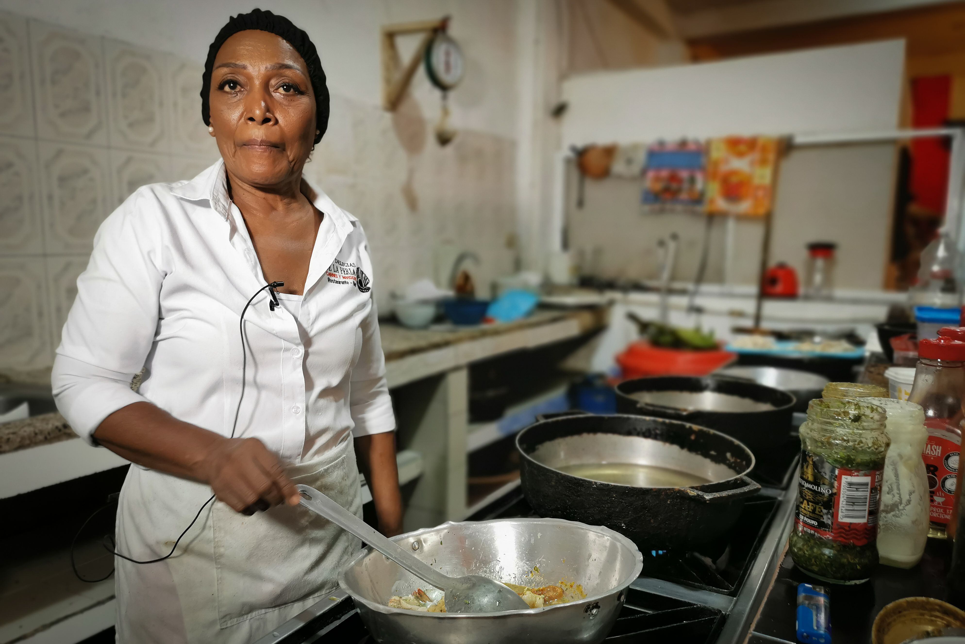 Luciana Ramos Ibarbo,  cocinera ancestral quien tiene su cocina terminando el puente de El Morro y se llama ‘Delicias de La Perla’.
