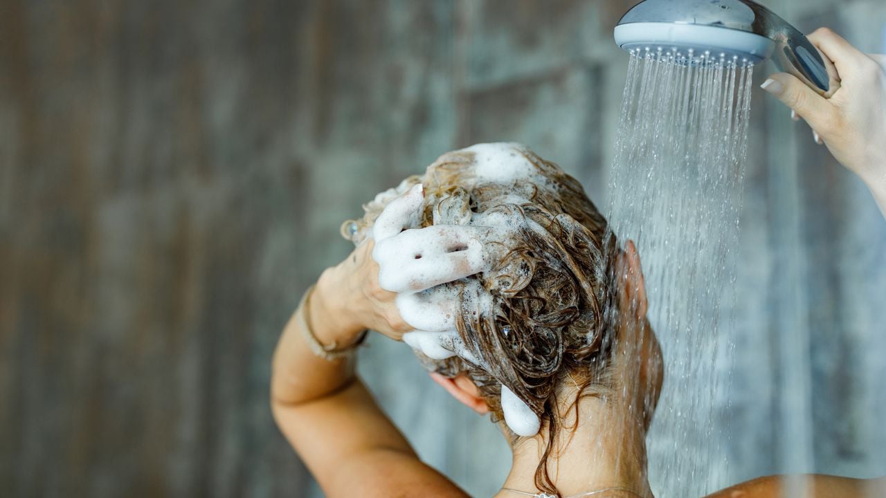 Estos son los efectos de usar shampoo para el cabello sesco