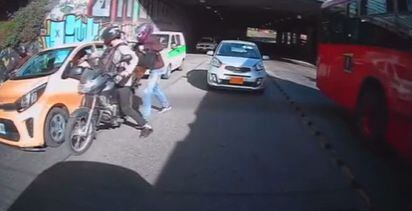 El video fue captado por la cámara de un vehículo.