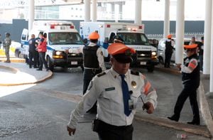 Un presunto ladrón abrió fuego el martes afuera del principal aeropuerto internacional de la Ciudad de México durante una persecución policial que dejó a dos oficiales heridos y causó pánico brevemente. entre los viajeros, dijeron las autoridades.