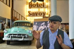 El Savoy, un hotel con cien años de existencia y una historia anclada al nacimiento del Grupo Niche. Su gerente, Mauricio Ríos, afirma que el hotel ha pertenecido a su familia por décadas. Y fue precisamente su abuela la que tuvo la idea de construir un hotel que lleva por nombre el mismo de la prestigiosa cadena de hoteles Savoy.