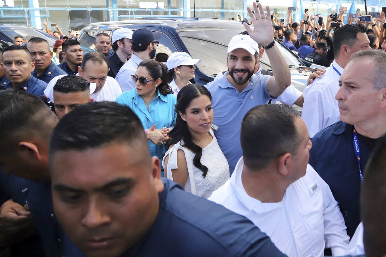 El presidente de El Salvador, Nayib Bukele, que busca la reelección, saluda a su llegada con su esposa Gabriela Rodríguez a un colegio electoral para votar en las elecciones generales en San Salvador, El Salvador, el domingo 4 de febrero de 2024.