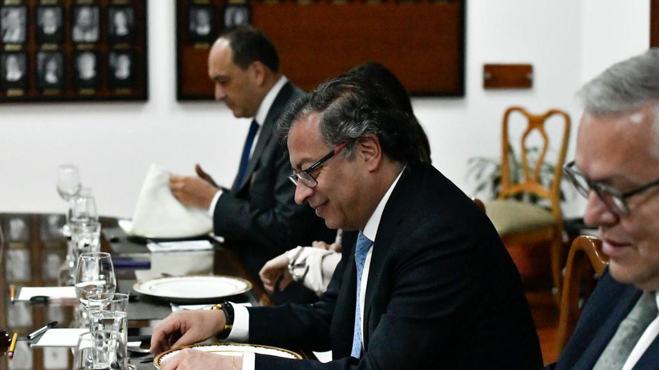 El presidente de Colombia, Gustavo Petro, en reunión con los presidentes de las altas Cortes.