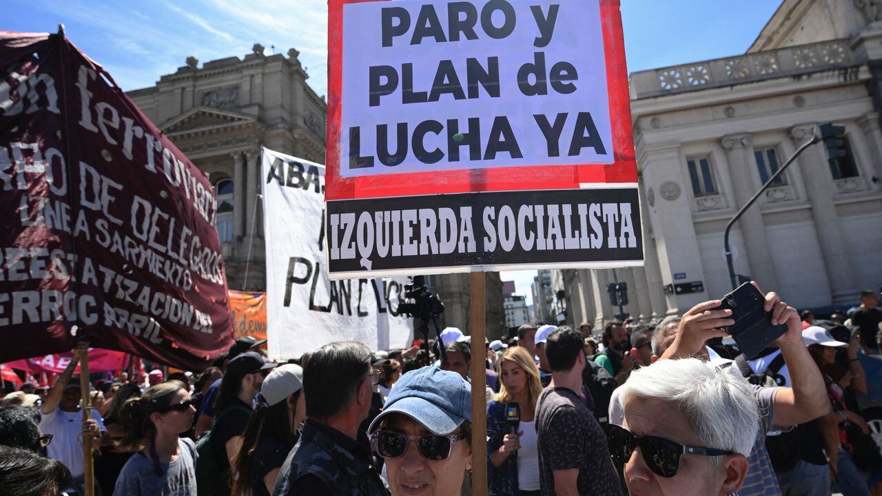 Sindicatos protestan contra el decreto desregulador de Milei en Argentina