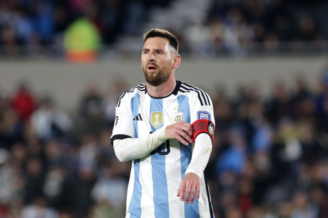 BUENOS AIRES, ARGENTINA - SEPTEMBER 07: Lionel Messi of Argentina fixes his captain's armband during the FIFA World Cup 2026 Qualifier match between Argentina and Ecuador at Estadio Más Monumental Antonio Vespucio Liberti on September 07, 2023 in Buenos Aires, Argentina. (Photo by Daniel Jayo/Getty Images)