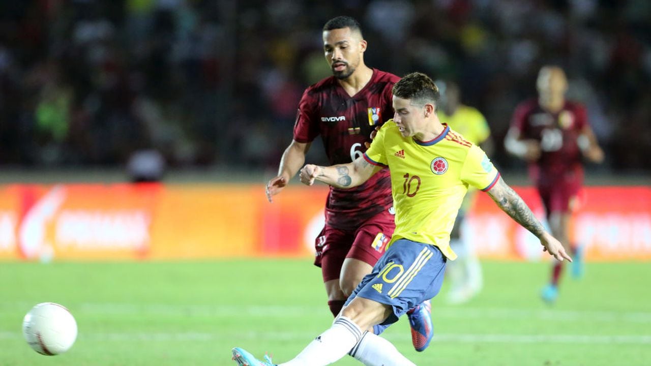 PUERTO ORDAZ, VENEZUELA - MARCH 29: James Rodriguez of Colombia plays the ball as William Tesillo of Venezuela defends during the FIFA World Cup Qatar 2022 qualification match between Venezuela and Colombia at Estadio Cachamay on March 29, 2022 in Puerto Ordaz, Venezuela. (Photo by Edilzon Gamez/Getty Images)