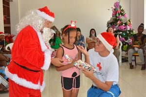 Entrega de regalos campaña País, Cruz Roja, 90 minutos a niños de la fundación Divina Providencia.