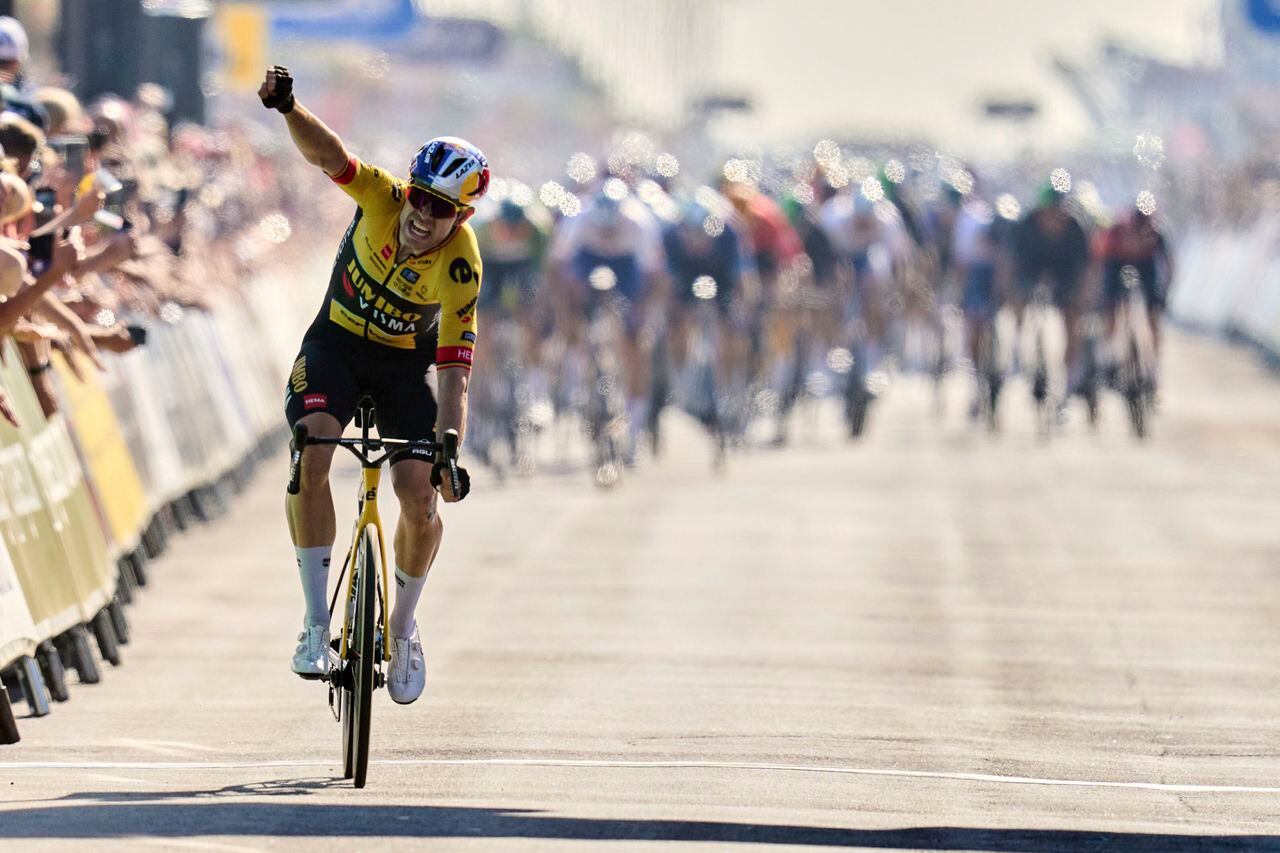 Wout van Aert, del equipo Jumbo-Visma, de Bélgica, cruza la línea de meta para ganar la quinta etapa de la carrera ciclista del Tour de Gran Bretaña 2023 de Felixstowe a Felixstowe, en Felixstowe, Inglaterra, el jueves 7 de septiembre de 2023. (John Walton/PA vía AP )