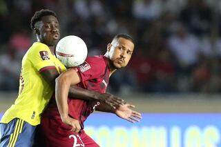 PUERTO ORDAZ, VENEZUELA - MARCH 29: Davinson Sanchez of Colombia and Salomon Rondon of Venezuela fight for the ball during the FIFA World Cup Qatar 2022 qualification match between Venezuela and Colombia at Estadio Cachamay on March 29, 2022 in Puerto Ordaz, Venezuela. (Photo by Edilzon Gamez/Getty Images)
