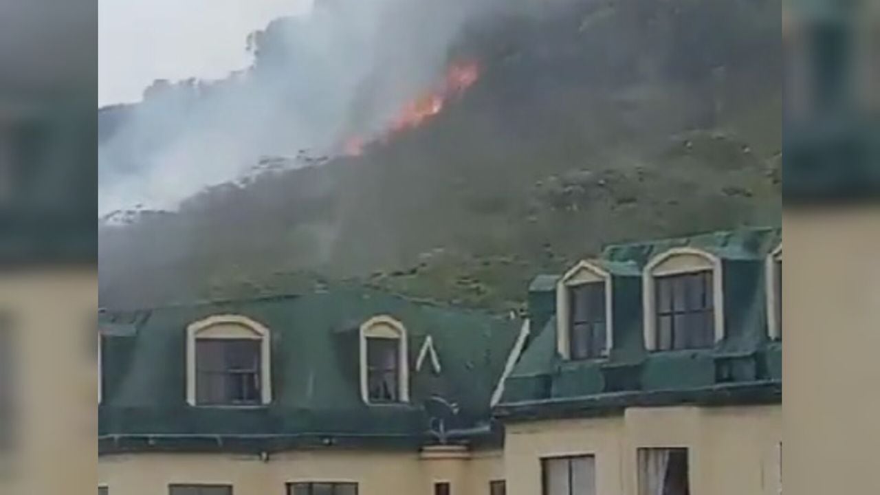 Fuerte incendio forestal en la parte alta de la avenida Los Cerros.