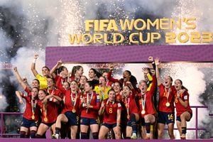 Las jugadoras españolas celebran con el trofeo después de ganar el partido de fútbol final de la Copa Mundial Femenina 2023 de Australia y Nueva Zelanda entre España e Inglaterra en el Estadio Australia en Sydney el 20 de agosto de 2023. (Foto de WILLIAM WEST / AFP)