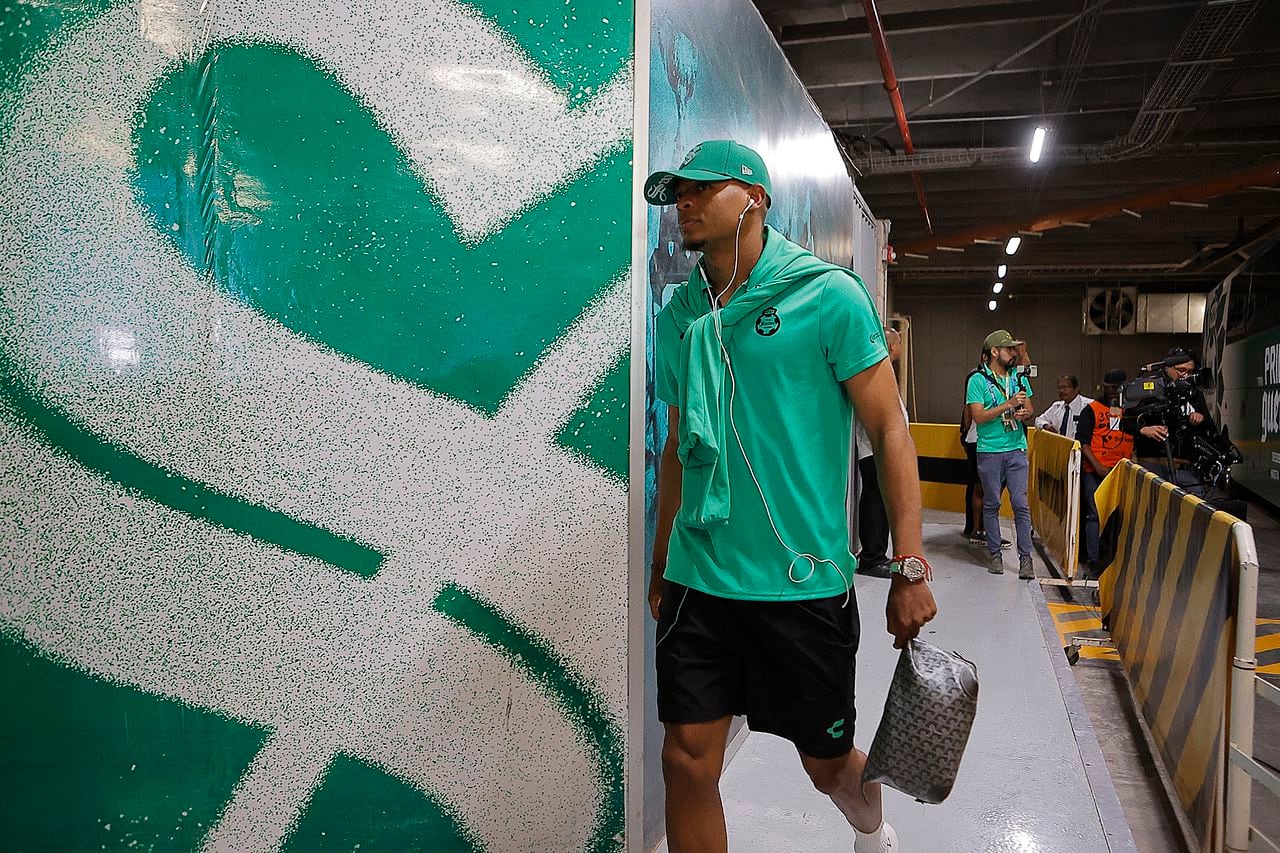 TORREON, MEXICO - NOVEMBER 5: Harold Preciado of Santos looks on prior the 16th round match between Santos Laguna and Toluca as part of the Torneo Apertura 2023 Liga MX at Corona Stadium on November 5, 2023 in Torreon, Mexico. (Photo by Manuel Guadarrama/Getty Images)